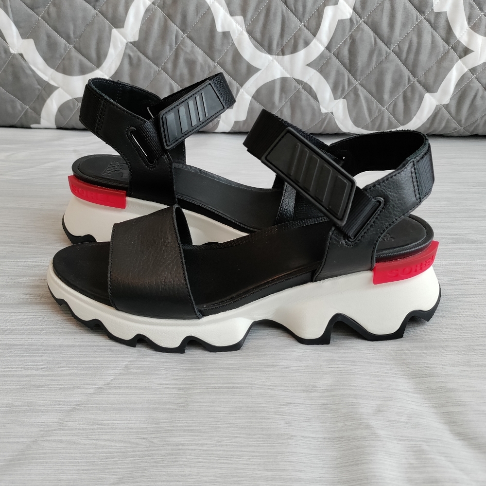 SOREL Women's size 9.5 Kinetic Wedge platform sandals